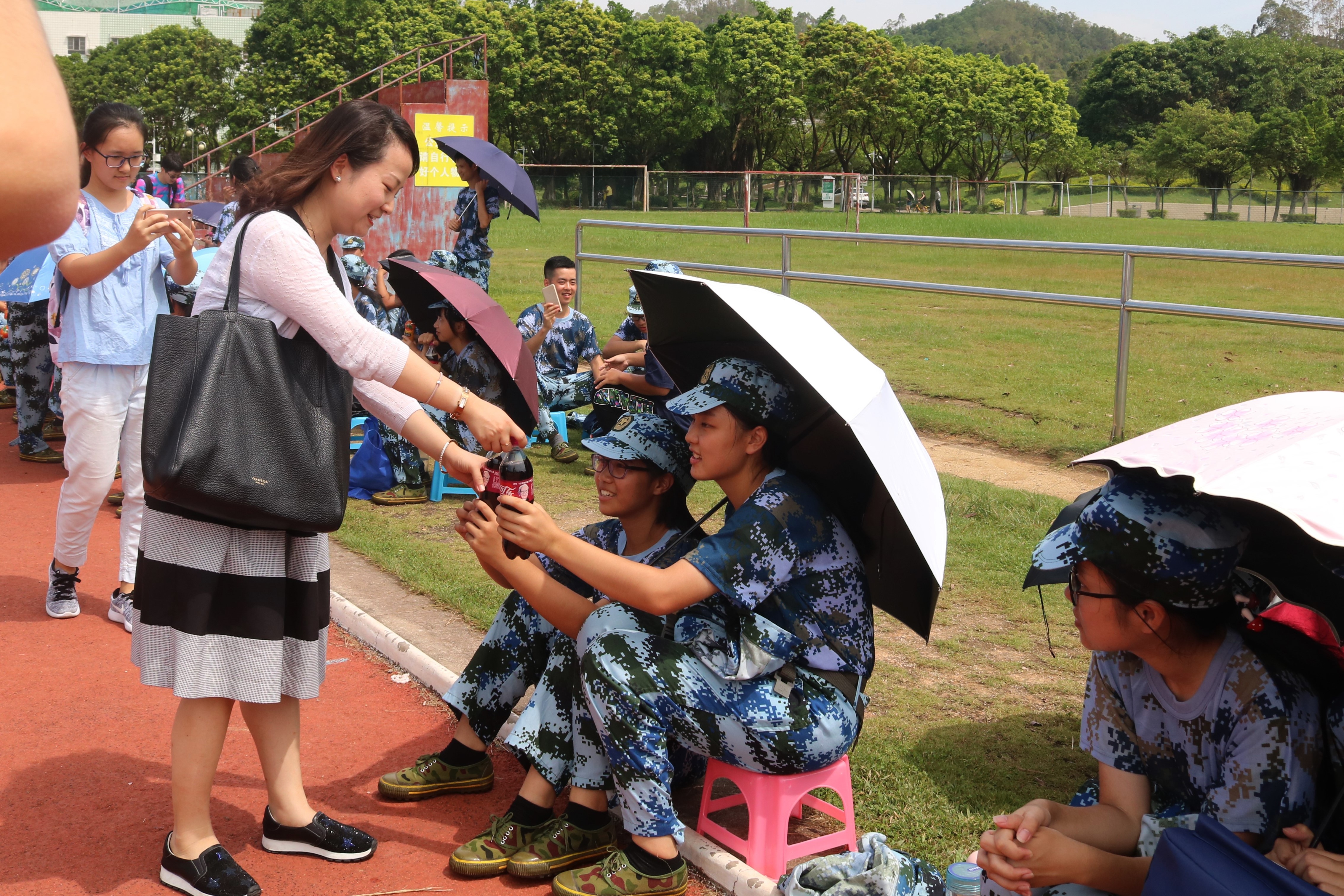 春风化雨·军训有你——我院领导、老师看望2017级军训新生