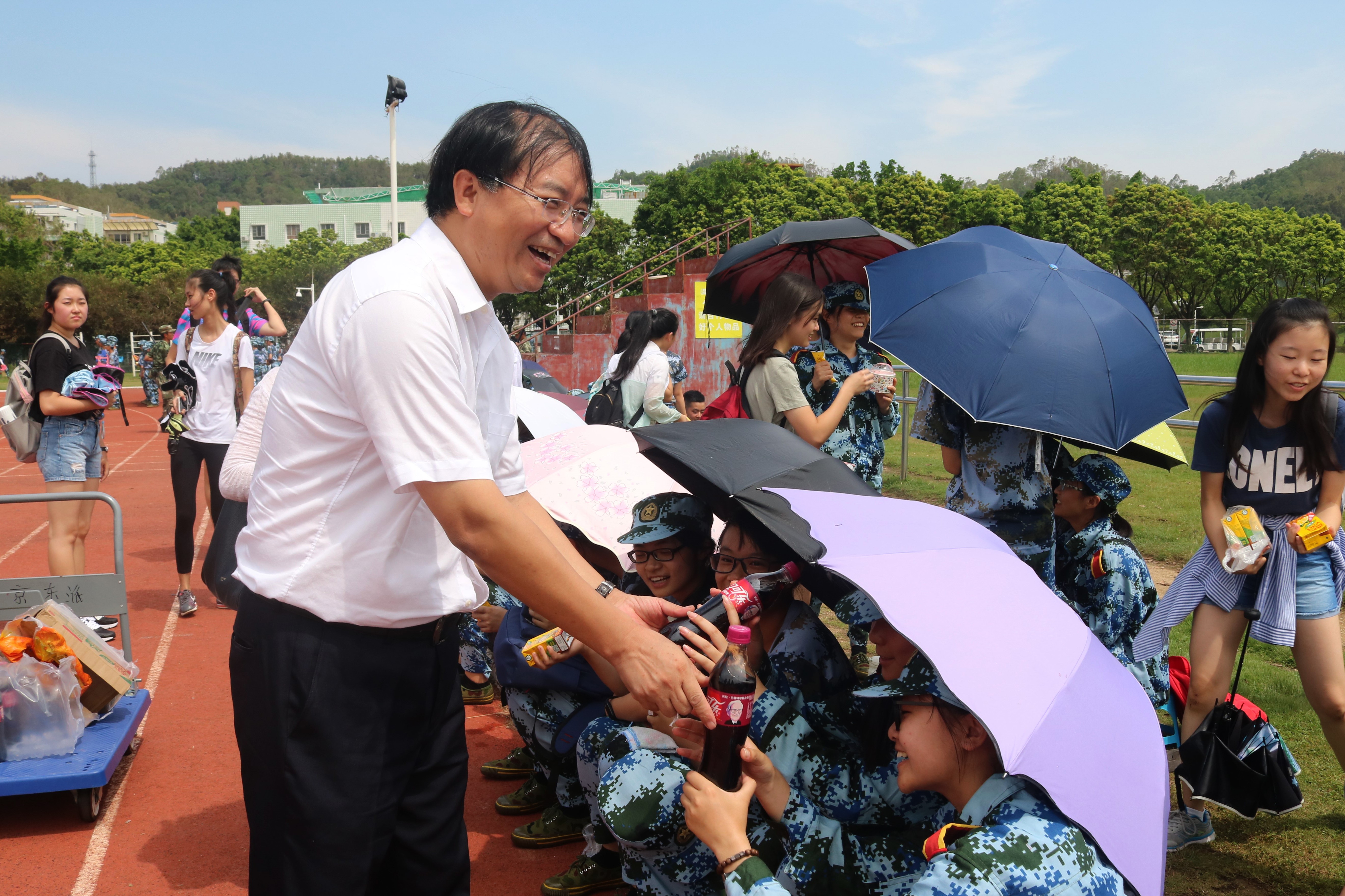 春风化雨·军训有你——我院领导、老师看望2017级军训新生