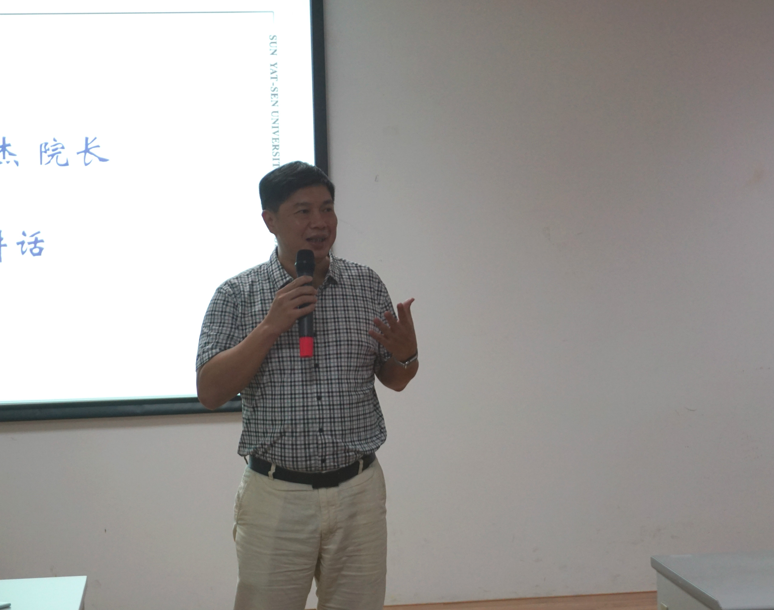 凝聚共识，同心奋进，乘势而为，谋求超越——我院召开全体教职工大会学习落实学校2017年秋季工作会议精神